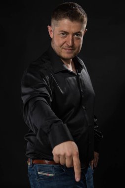 Kendine güvenen delikanlı eller tarafından gösterilen.