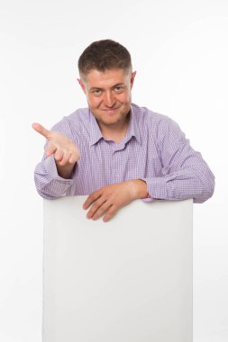 Sunu gösterilen, afiş üzerinde işaret eden adam genç sevindim.