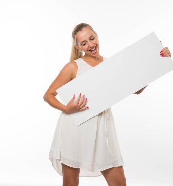 Sunu gösterilen, afiş üzerinde işaret eden genç şaka kadın.