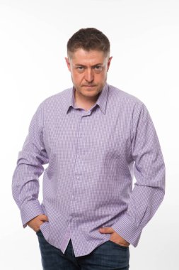 Kızgın delikanlı eller tarafından gösterilen.