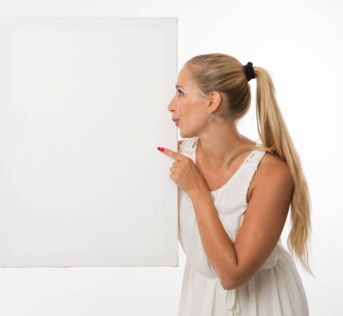 Sunu gösterilen, afiş üzerinde işaret eden kadın genç gözetlemek.