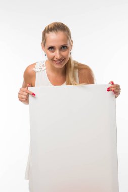 Sunu gösterilen, afiş üzerinde işaret mutlu kadın.