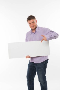 Sunu gösterilen, afiş üzerinde işaret kendine güvenen delikanlı.