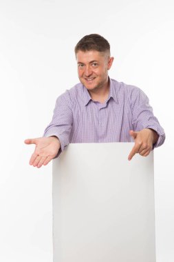 Sunu gösterilen, afiş üzerinde işaret eden adam genç sevindim.