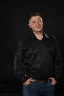 Eller tarafından gösterilen genç şaşırmış adam.