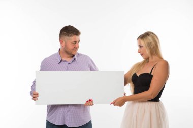 Sunu işaret gösterilen genç şaka çift tasarlamak.