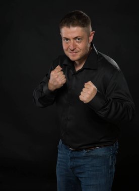 Kendine güvenen delikanlı eller tarafından gösterilen.