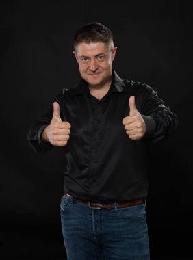 Kendine güvenen delikanlı eller tarafından gösterilen.