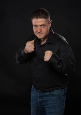 Kendine güvenen delikanlı eller tarafından gösterilen.