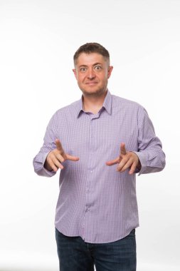 Genç eller tarafından gösterilen adam korkuttu.