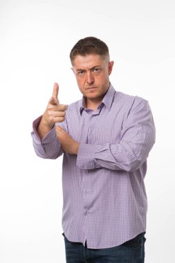 Genç adam eller tarafından gösterilen çapraz.