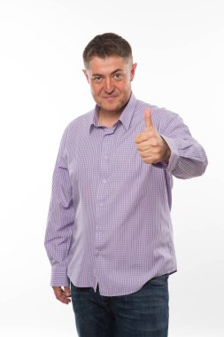 Neşeli delikanlı eller tarafından gösterilen.