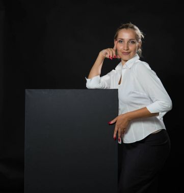 Sunu gösterilen, afiş üzerinde işaret eden genç kendine güvenen kadın