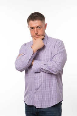 Dalgın delikanlı eller tarafından gösterilen.