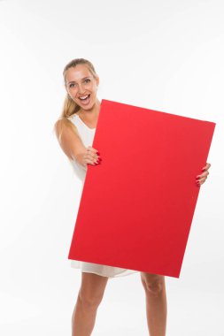 Sunu gösterilen, afiş üzerinde işaret mutlu kadın.