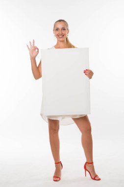 Sunu gösterilen, afiş üzerinde işaret mutlu kadın.