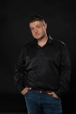 Kendine güvenen delikanlı eller tarafından gösterilen.