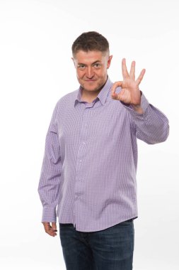 Neşeli delikanlı eller tarafından gösterilen.