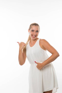 Eller tarafından gösterilen genç neşeli kadın.