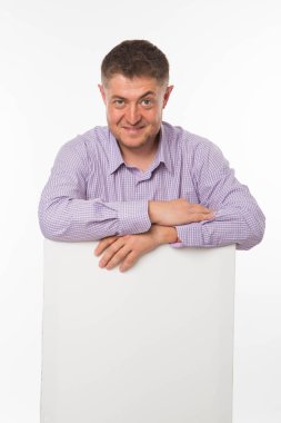 Sunu gösterilen, afiş üzerinde işaret eden adam genç sevindim.