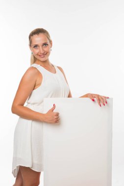 Sunu gösterilen, afiş üzerinde işaret mutlu kadın.