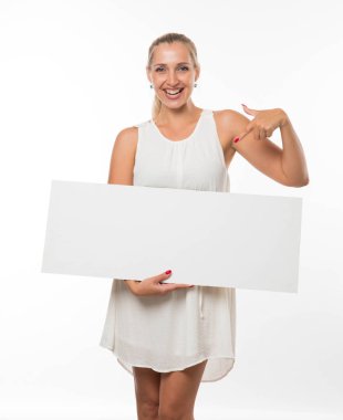 Sunu gösterilen, afiş üzerinde işaret mutlu kadın.