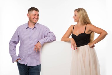 Sunu işaret gösterilen genç mutlu çift tasarlamak.