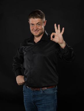 Kendine güvenen delikanlı eller tarafından gösterilen.