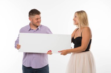 Sunu işaret gösterilen genç şaka çift tasarlamak.