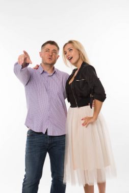 Eller tarafından gösterilen kendine güvenen genç Çift