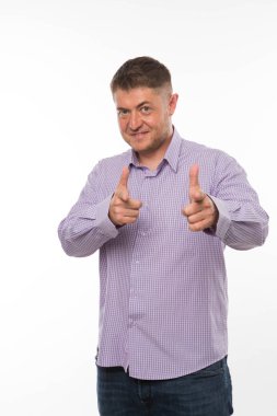 Neşeli delikanlı eller tarafından gösterilen.