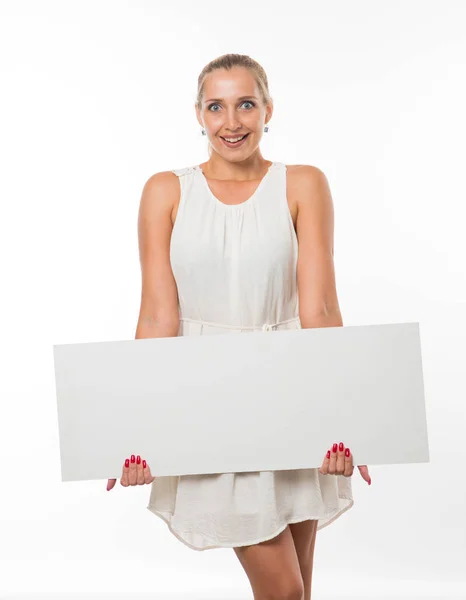 Joven mujer feliz mostrando la presentación, señalando en el cartel . — Foto de Stock