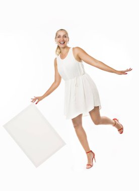 Sunu gösterilen, afiş üzerinde işaret mutlu kadın