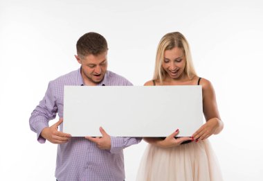 Genç çift gösteren tanıtım afişini işaret şaşırttı.