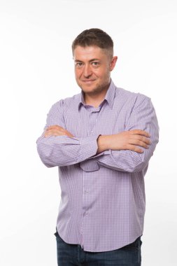 Kendine güvenen delikanlı eller tarafından gösterilen.