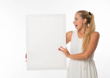 Sunu gösterilen, afiş üzerinde işaret eden kadın genç şaşırttı.