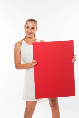 Sunu gösterilen, afiş üzerinde işaret mutlu kadın.