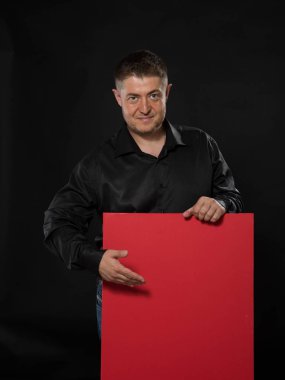 Sunu gösterilen, afiş üzerinde işaret kendine güvenen delikanlı.