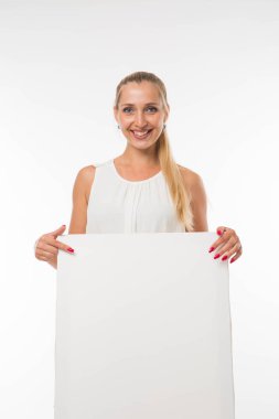 Sunu gösterilen, afiş üzerinde işaret mutlu kadın.