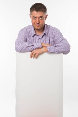 Sunu gösterilen, afiş üzerinde işaret kendine güvenen delikanlı.