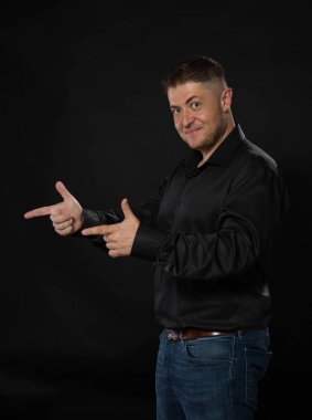 Kendine güvenen delikanlı eller tarafından gösterilen.