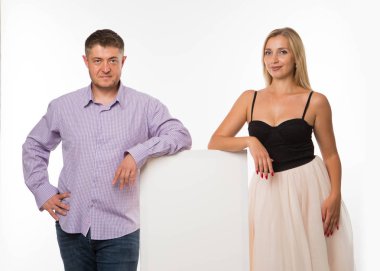 Kendine güvenen genç çift gösteren sunu işaretleme tasarlamak.