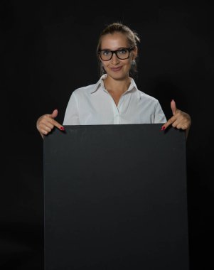 Sunu gösterilen, afiş üzerinde işaret eden genç kendine güvenen kadın