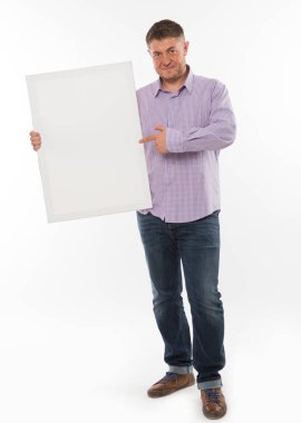 Sunu gösterilen, afiş üzerinde işaret kendine güvenen delikanlı.