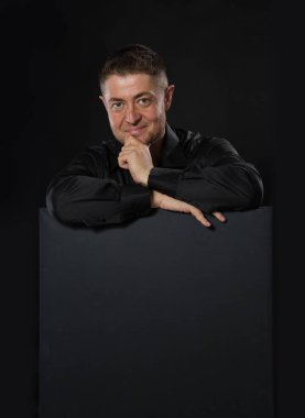 Sunu gösterilen, afiş üzerinde işaret kendine güvenen delikanlı.