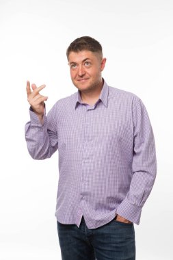 Dalgın delikanlı eller tarafından gösterilen.