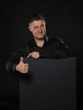 Sunu gösterilen, afiş üzerinde işaret kendine güvenen delikanlı.