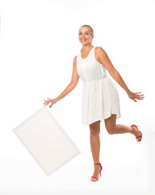 Sunu gösterilen, afiş üzerinde işaret mutlu kadın.