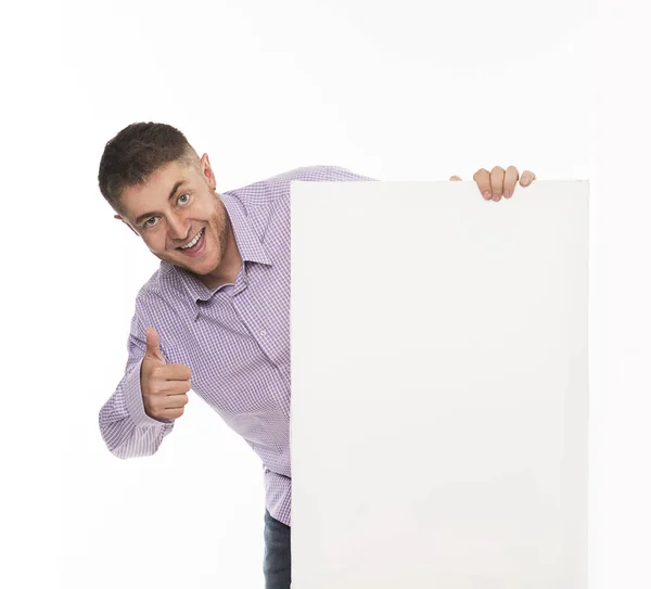 Jovem homem feliz mostrando apresentação, apontando no cartaz . — Fotografia de Stock