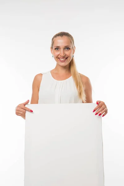 Fiatal, boldog nő bemutató prezentáció, rámutatva a plakát. — Stock Fotó